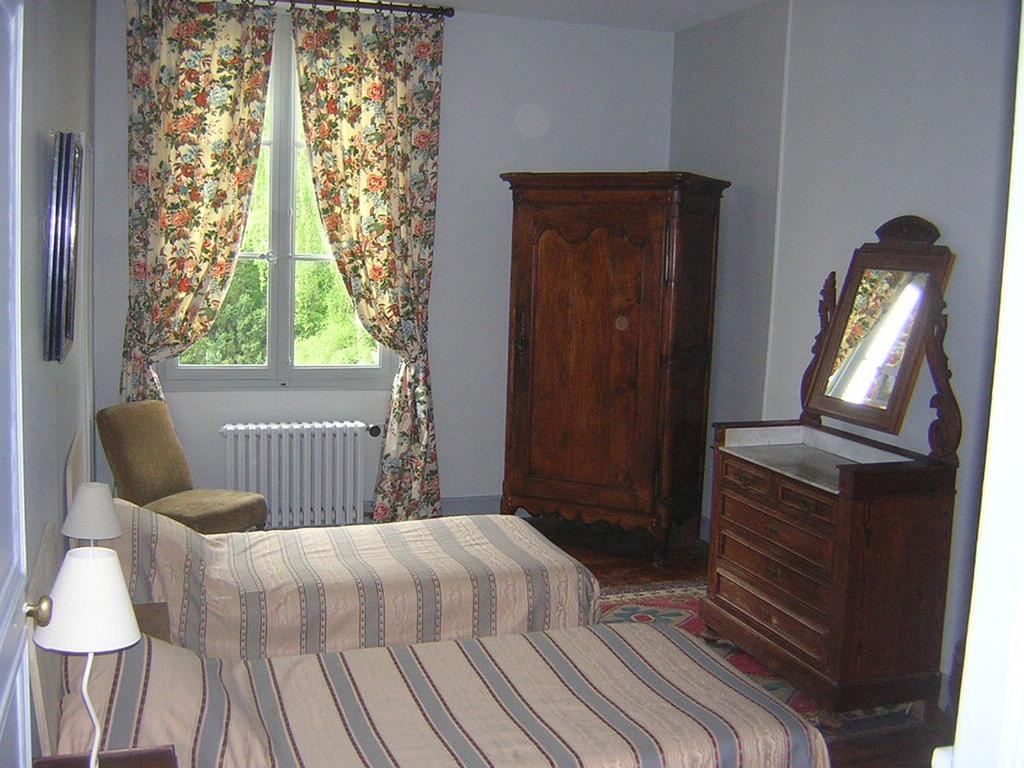 Les Longchamps Bed & Breakfast Neuillé Exterior foto